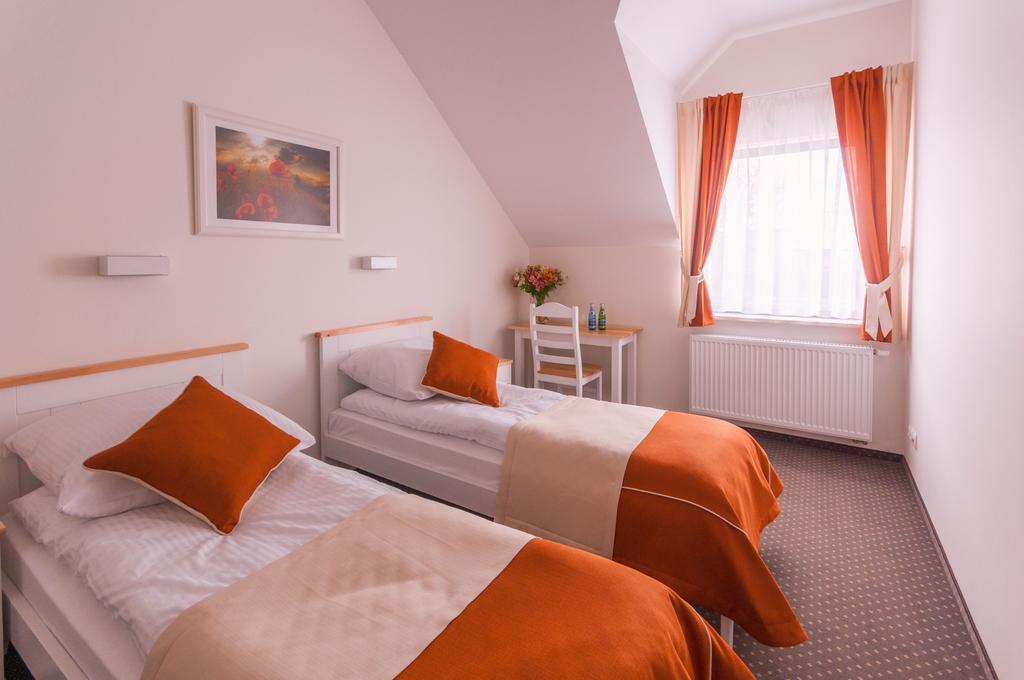 Gosciniec Kasztel U Gostla Hotel Murowana Goślina Quarto foto