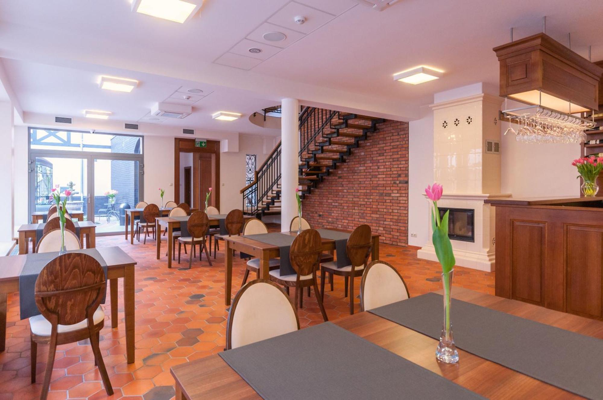 Gosciniec Kasztel U Gostla Hotel Murowana Goślina Exterior foto
