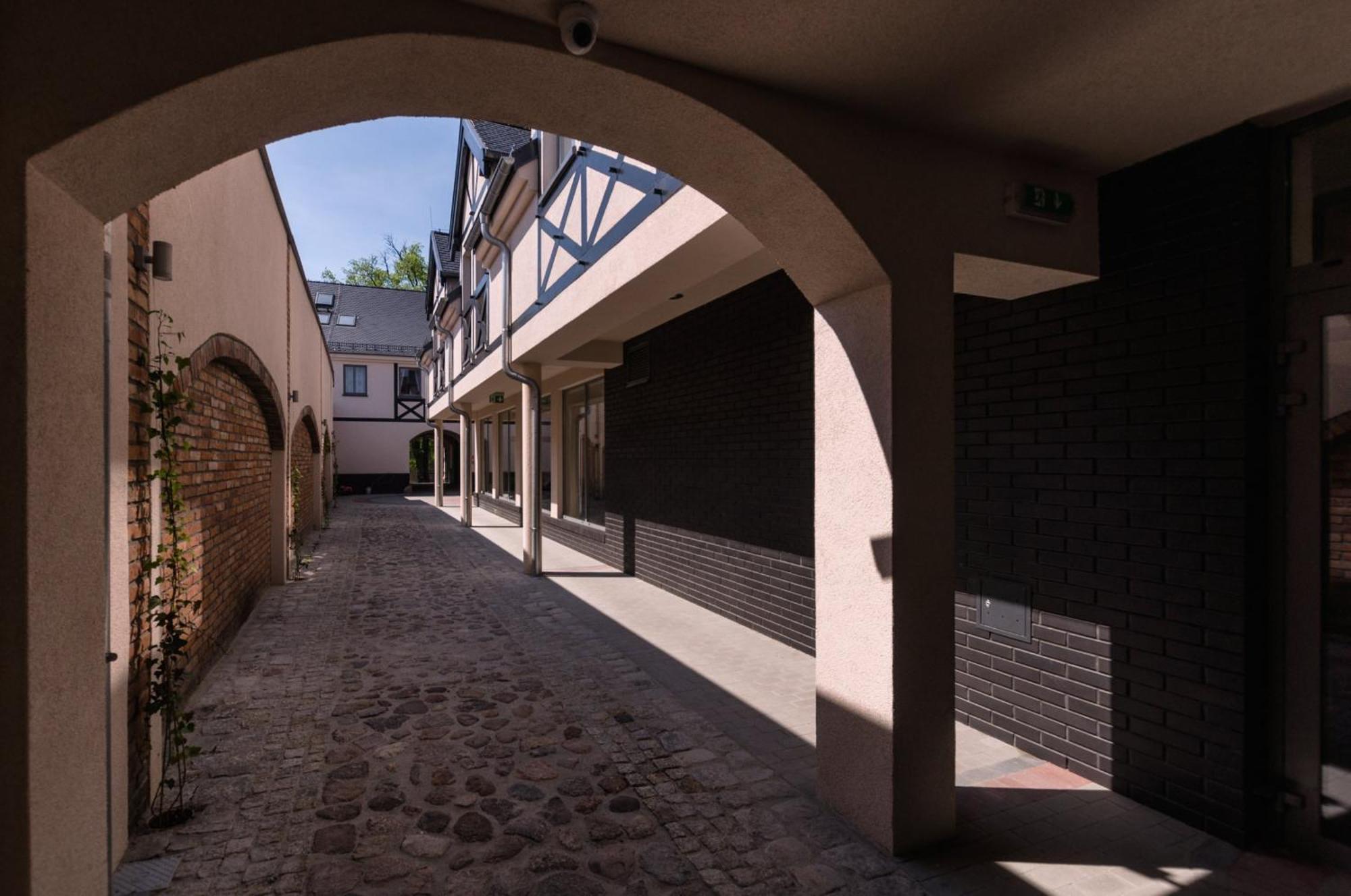 Gosciniec Kasztel U Gostla Hotel Murowana Goślina Exterior foto