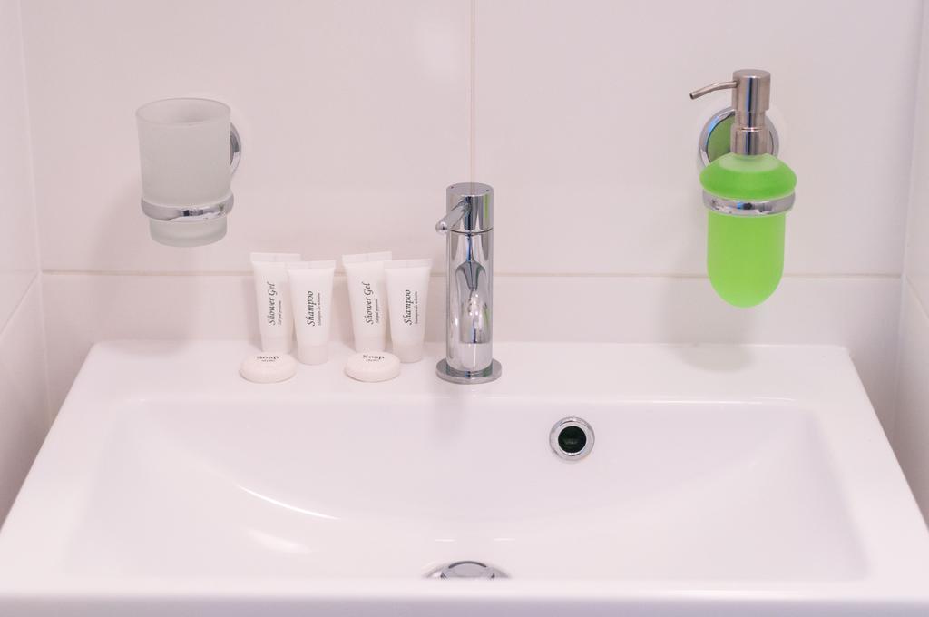 Gosciniec Kasztel U Gostla Hotel Murowana Goślina Quarto foto
