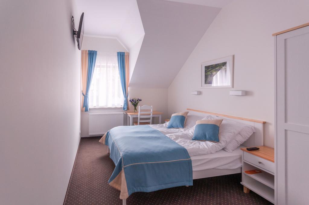 Gosciniec Kasztel U Gostla Hotel Murowana Goślina Quarto foto
